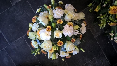 yellow and white posy